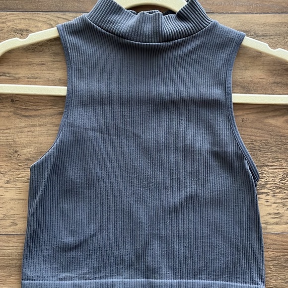 Gray ribbed tank - Picture 2 of 2